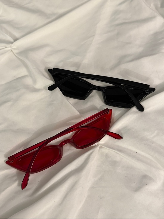 Accessories - Two Piece Set Stylish Cat-Eye Sunglasses - Black & Red 2 Glasses